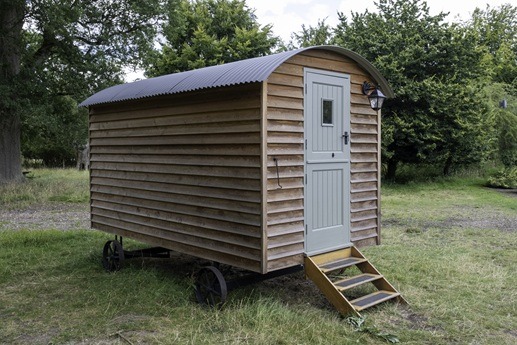 Petite maison en bois sur roues